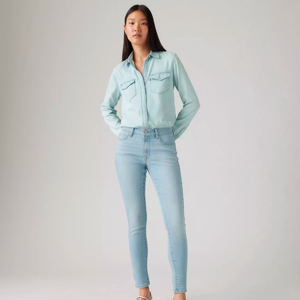Levi’s 711 Skinny Lightwash Jeans
